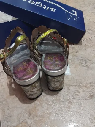 Sandalias Mujer Multicolor y Plateadas