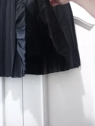 Falda corta negra plisada