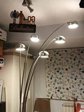 Lámpara de pie cromada con base de mármol