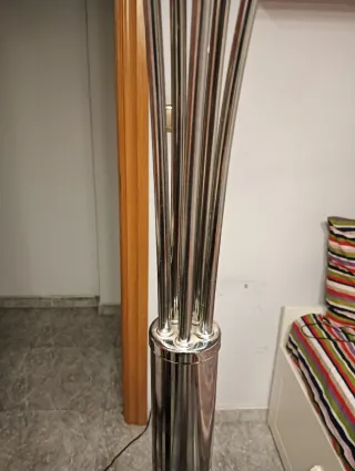 Lámpara de pie cromada con base de mármol