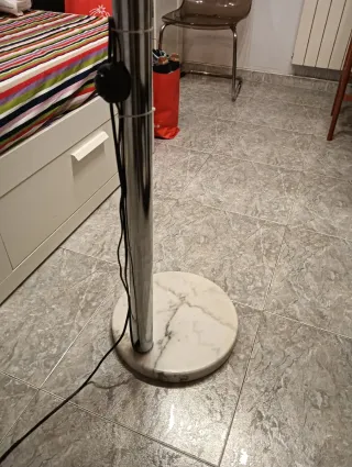 Lámpara de pie cromada con base de mármol
