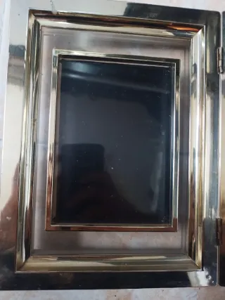 Reloj de mesa dorado con portafotos