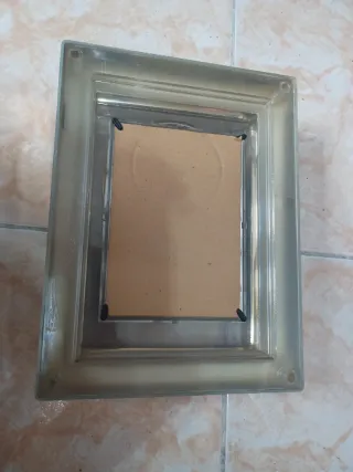 Reloj de mesa dorado con portafotos