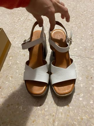 Sandalias de piel con tacón.