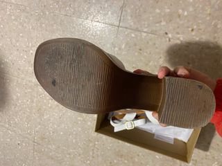 Sandalias de piel con tacón.