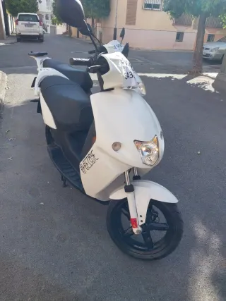 Moto Eléctrica Scooter Blanca