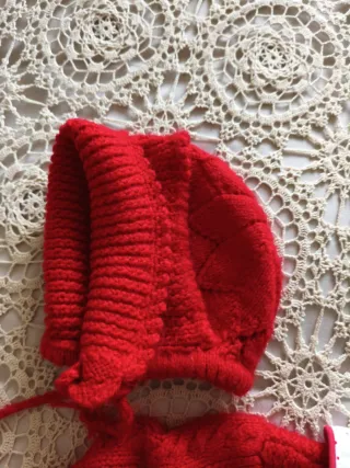 Vestido y capota de bebé rojo Hecho a mano.