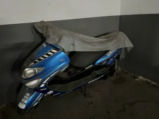 Moto Yamaha Scooter Azul