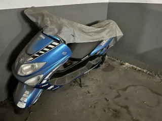 Moto Yamaha Scooter Azul