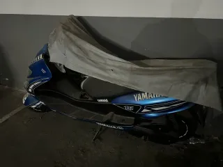 Moto Yamaha Scooter Azul