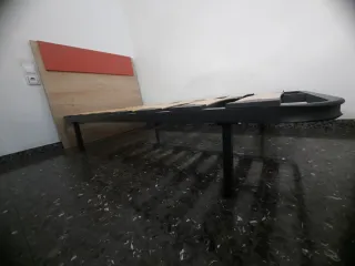 Cama individual con colchón, somier y cabecero.