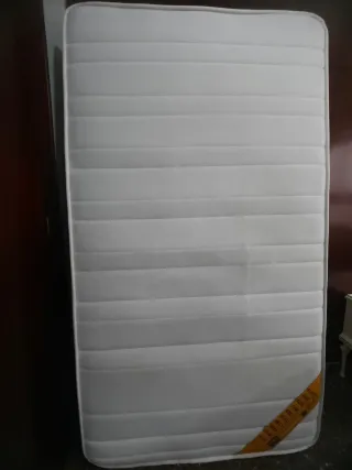 Cama individual con colchón, somier y cabecero.