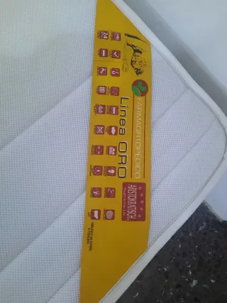 Cama individual con colchón, somier y cabecero.