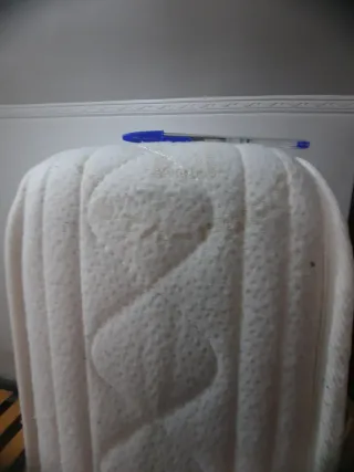 Cama individual con colchón, somier y cabecero.