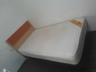 Cama individual con colchón, somier y cabecero.