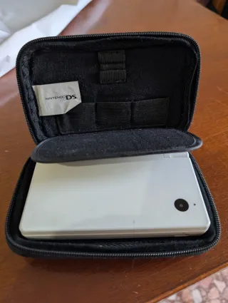 Nintendo DSi con custodia Pokémon