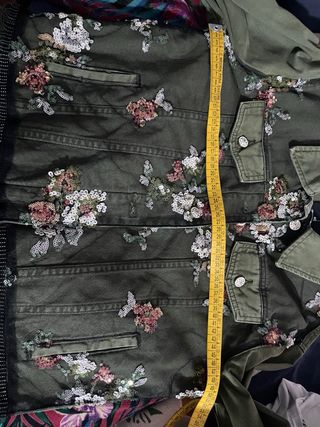 Chaqueta Desigual kaki bordada flores