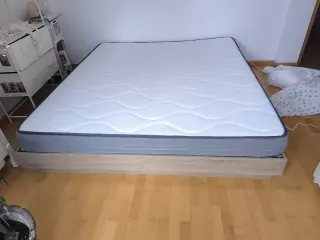 Estructura de cama 180 cm. Tiene un año de uso.