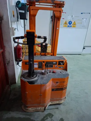 Carretilla elevadora naranja