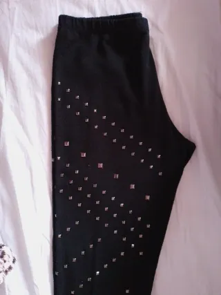Leggings negros con tachuelas plateadas