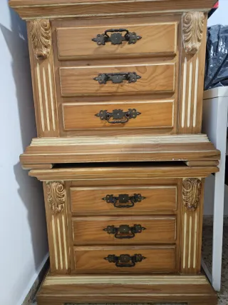 Armario, mesas de noche y mesa redonda de madera