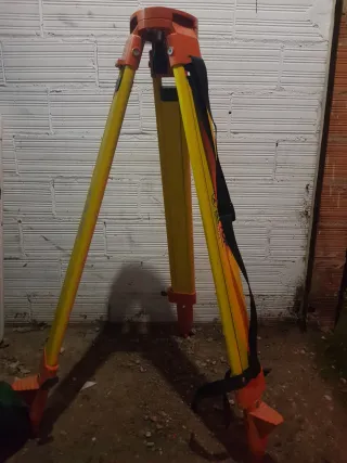 Trípode para láser y fotografía