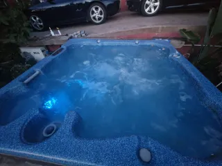 Jacuzzi exterior azul y marrón