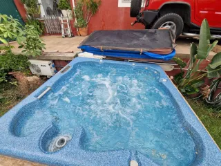 Jacuzzi exterior azul y marrón