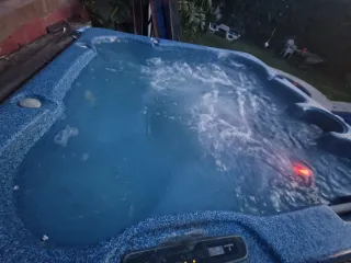 Jacuzzi exterior azul y marrón