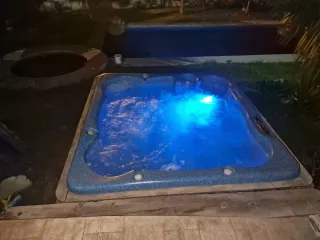 Jacuzzi exterior azul y marrón