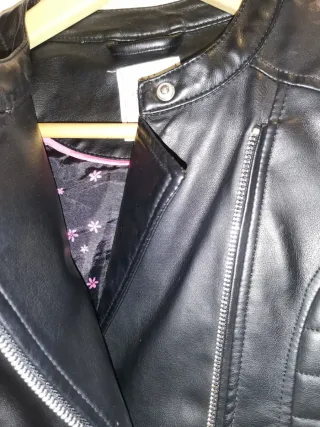 Cazadora polipiel negra niña