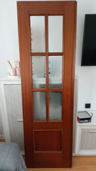 Puerta de madera con cristal