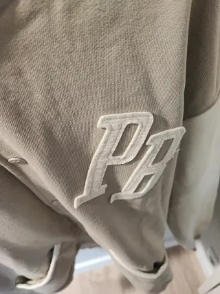 Chaqueta bomber Pull&Bear beige y blanca