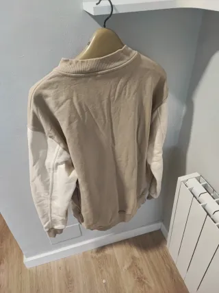 Chaqueta bomber Pull&Bear beige y blanca