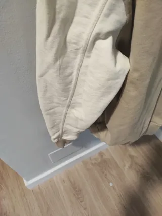 Chaqueta bomber Pull&Bear beige y blanca