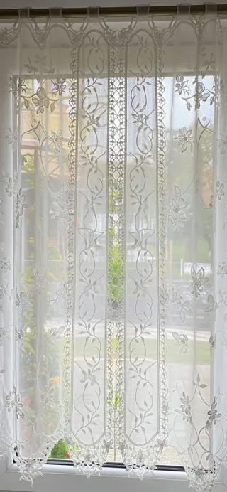 Cortinas blancas de tela con encaje