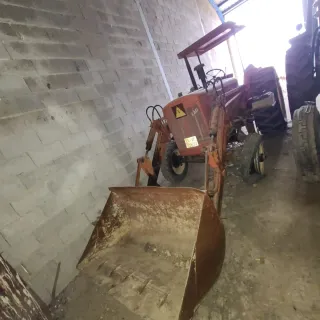 Tractor con pala frontal