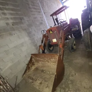 Tractor con pala frontal