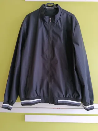 Cazadora bomber negra con rayas 100 POLIÉSTER