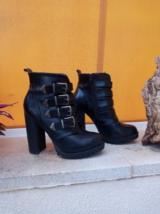 Botines tacón negros con hebillas