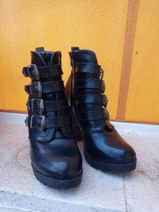 Botines tacón negros con hebillas