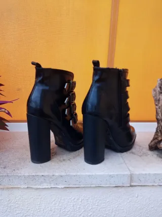 Botines tacón negros con hebillas