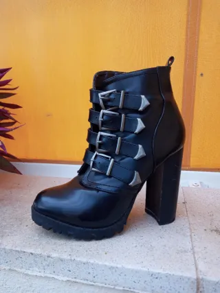 Botines tacón negros con hebillas