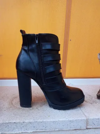 Botines tacón negros con hebillas