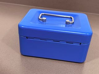 Caja de caudales azul con llave
