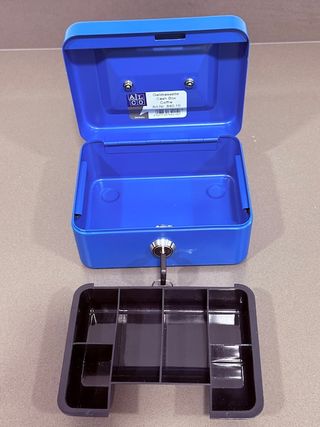 Caja de caudales azul con llave