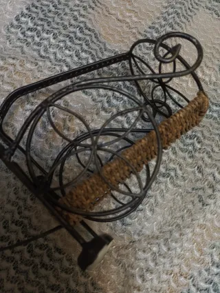 Botellero rústico forja y mimbre con asa