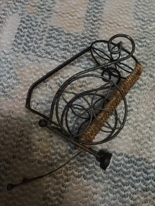 Botellero rústico forja y mimbre con asa