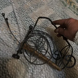 Botellero rústico forja y mimbre con asa