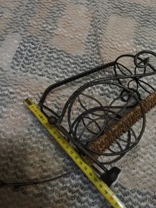 Botellero rústico forja y mimbre con asa